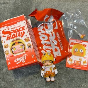 Pop Mart MEGA SPACE MOLLY 100% Series Emoji- confirmed Confession